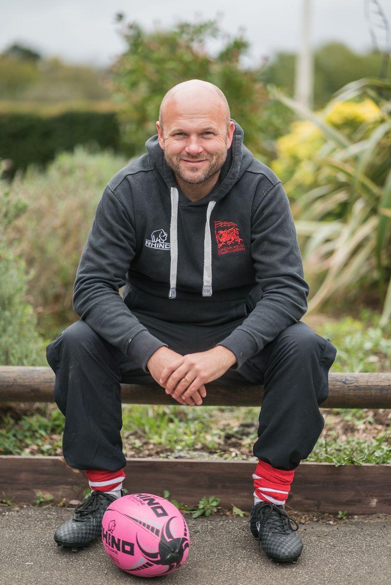 A profile photo of Alex Mead.